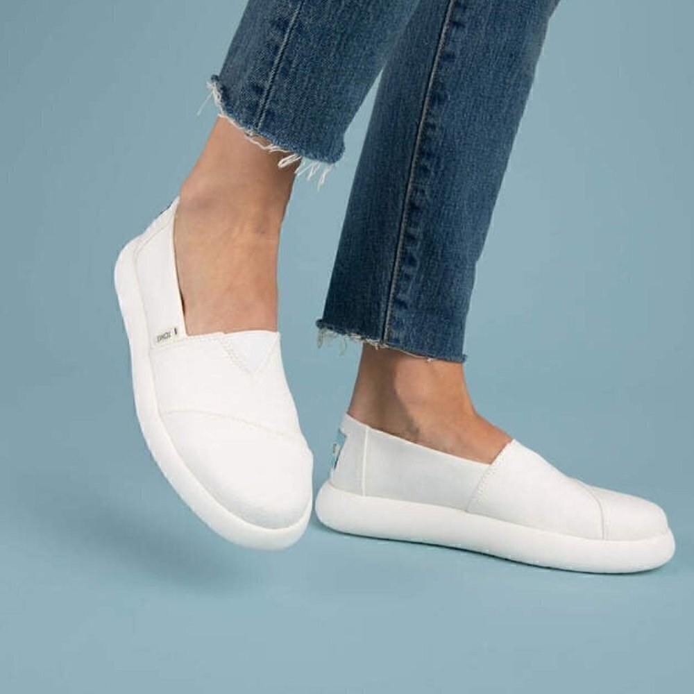 TOMS MALLOW IN WHITE SIZE 7.5